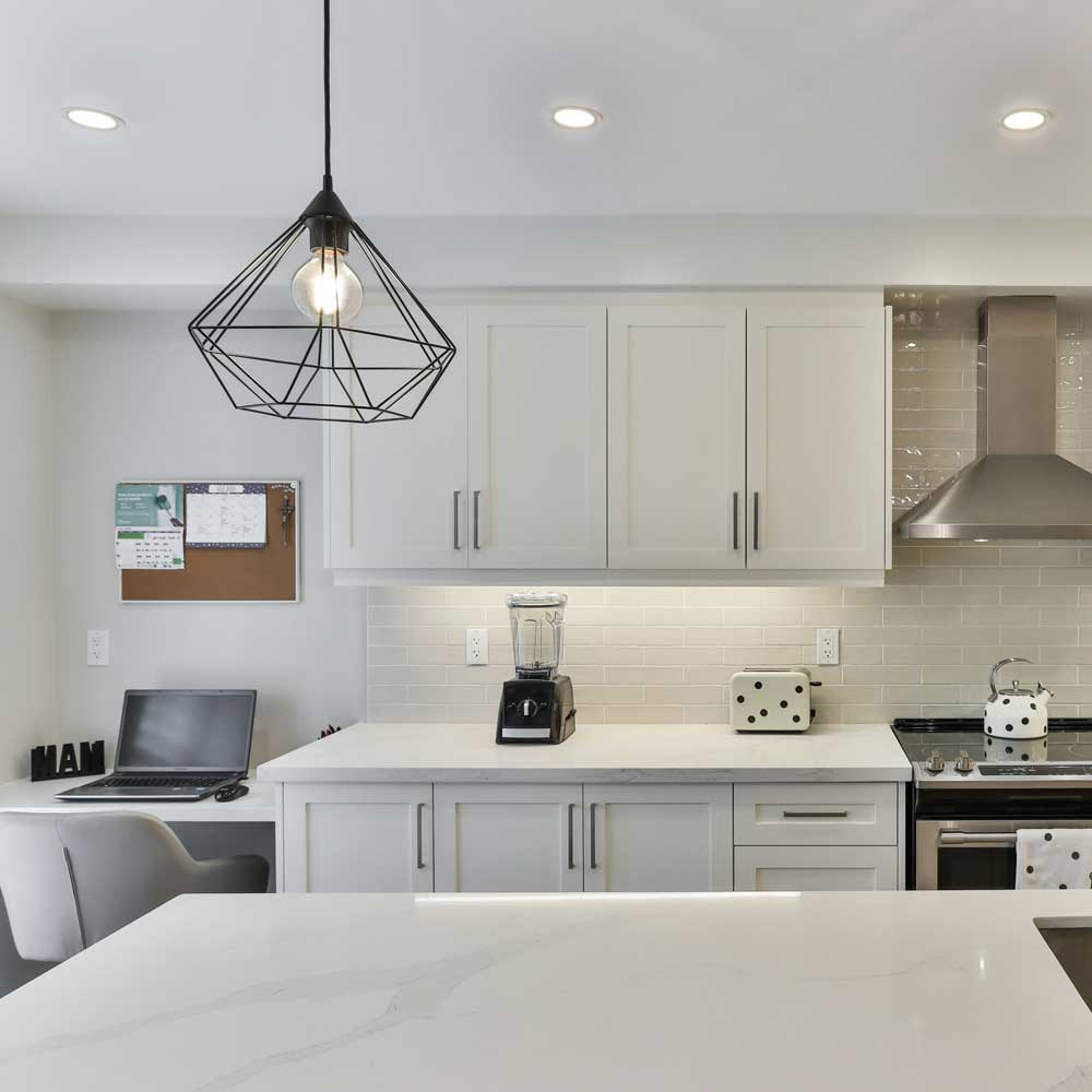 Klasična bela kuhinja primerna za manjše prostore