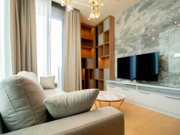 Lesena omara v dnevni sobi