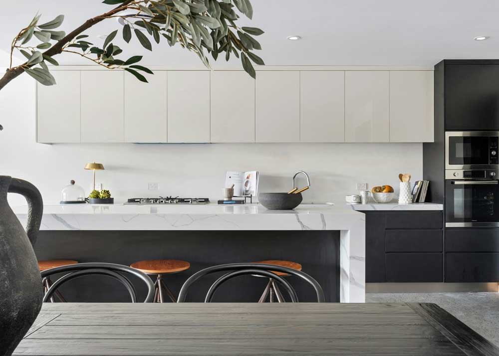Moderna kuhinja z barvanimi frontami