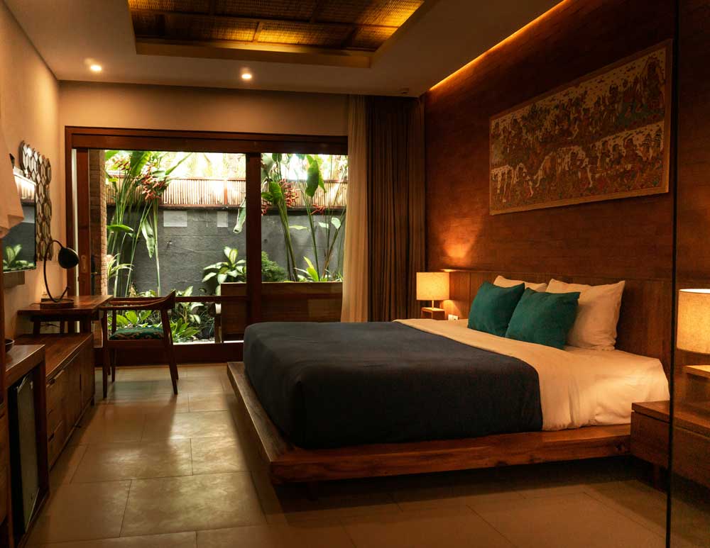 Spalnica z lesenim pohištvom