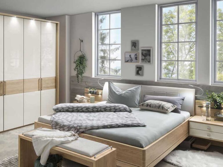 Spalnica s posteljo. omaro in klopico iz lesa