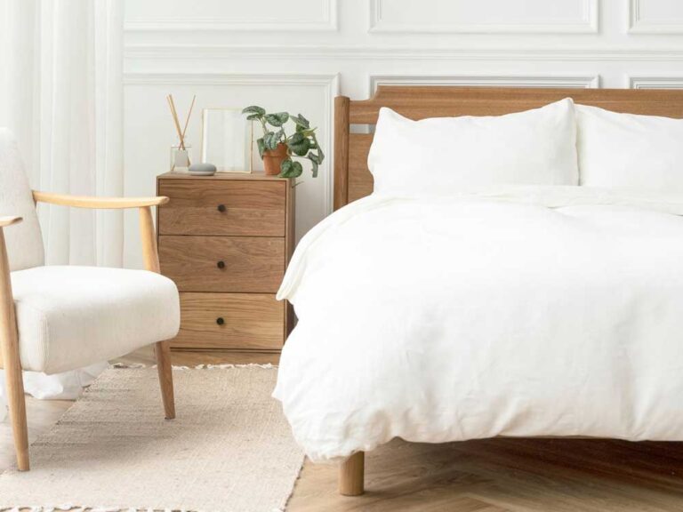 Leseno pohištvo v spalnici